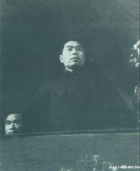 图为周恩来在中国共产党第七次全国代表大会上发言。