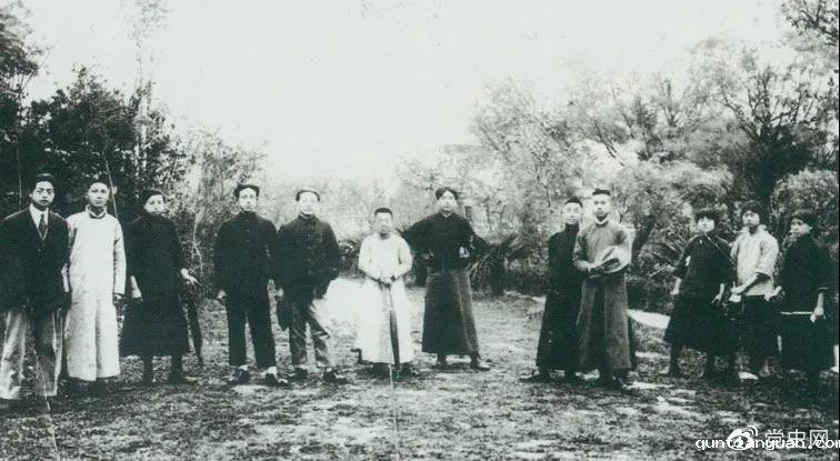 1920年5月8日，新民学会部分会员在上海半淞园合影。左七为毛泽东。