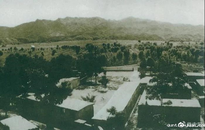 1948年5月，中共中央和人民解放军总部由陕北迁到河北平山县西柏坡。图为中央领导人办公处所俯瞰。