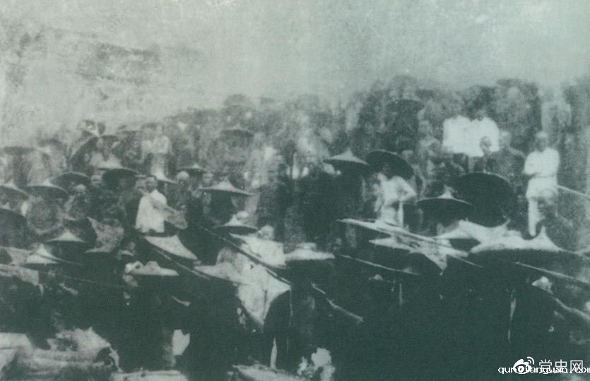 　　1926年7月9日，国民革命军开始北伐。两天后，北伐军的先头部队叶挺独立团攻占了长沙。然后向武汉进攻。一路上，迅猛发展的农民运动有力地配合了北伐战争。在湖南、江西、湖北，农民运动越来越引人注目。这是支援北伐战争的农民自卫军。