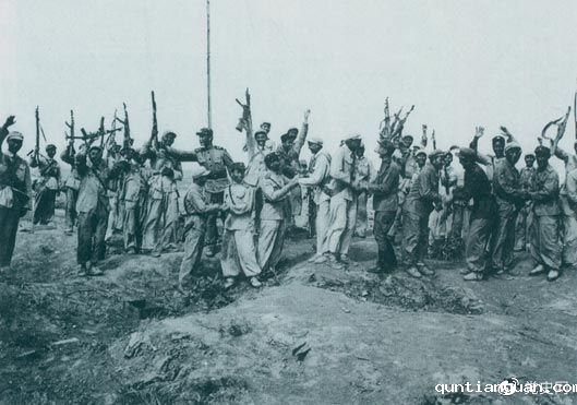 1953年7月28日，朝鲜人民军来到志愿军阵地上，互相祝贺、共同欢呼抗美斗争的伟大胜利。