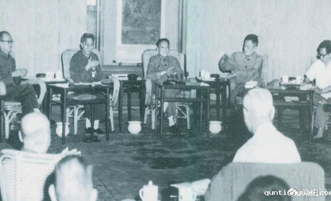 1977年8月4日—8日，邓小平主持召开科学和教育工作座谈会。