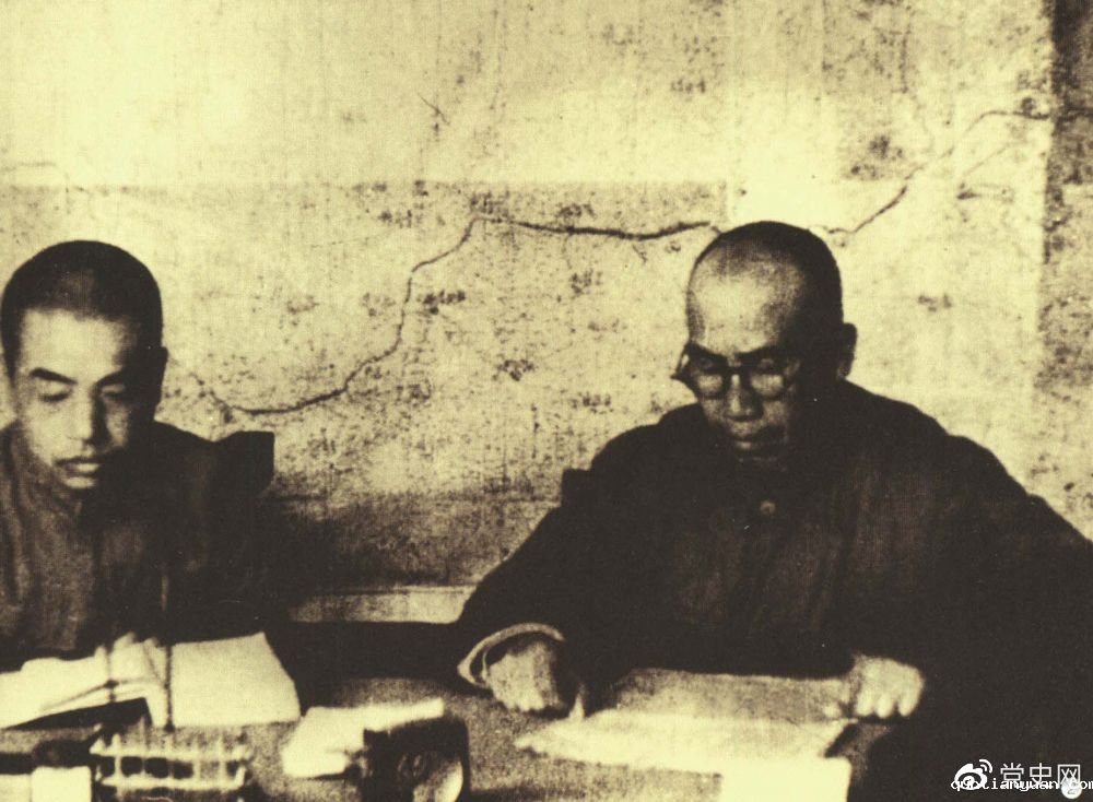 1945年8月，彭德怀任中央军委副主席兼总参谋长，协助毛泽东、朱德指挥对日军的大反攻。图为朱德和彭德怀在延安。