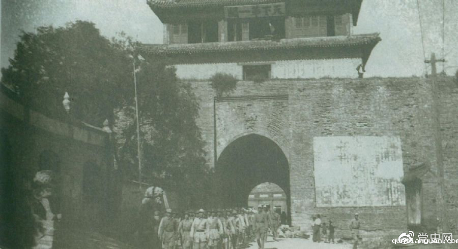 1945年8月下旬，八路军解放山海关。