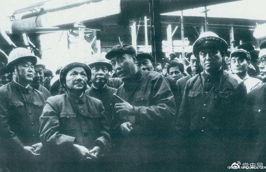1978年9月18日，邓小平视察鞍山钢铁厂。