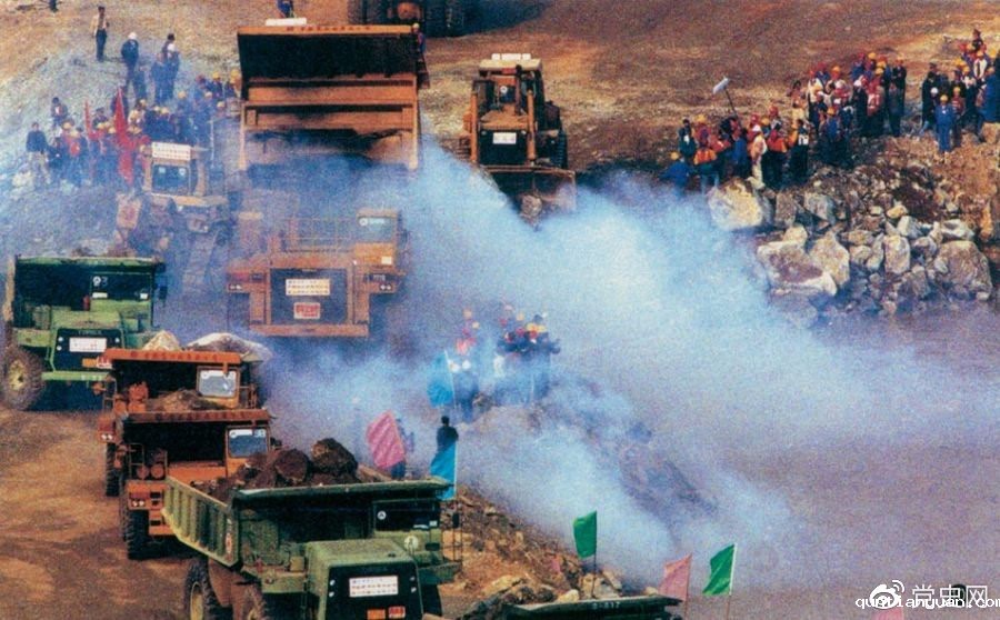 　　1997年11月8日，长江三峡水利枢纽工程成功实现大江截流。这是400多辆巨型装载车紧张有序地向上游围堰口抛投石料。