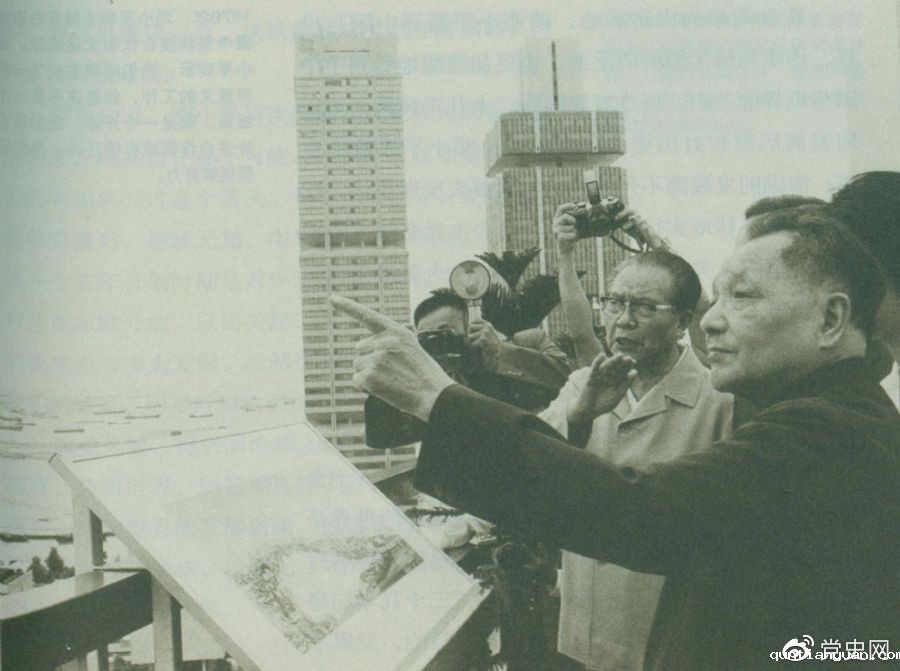 　　1978年11月13日，邓小平在新加坡住房和发展局听取关于新加坡公共住房计划情况的介绍后，登上办公大厦楼顶，瞭望周围一幢幢新建成的公共住房，赞扬新加坡在解决住房方面所作的努力。
