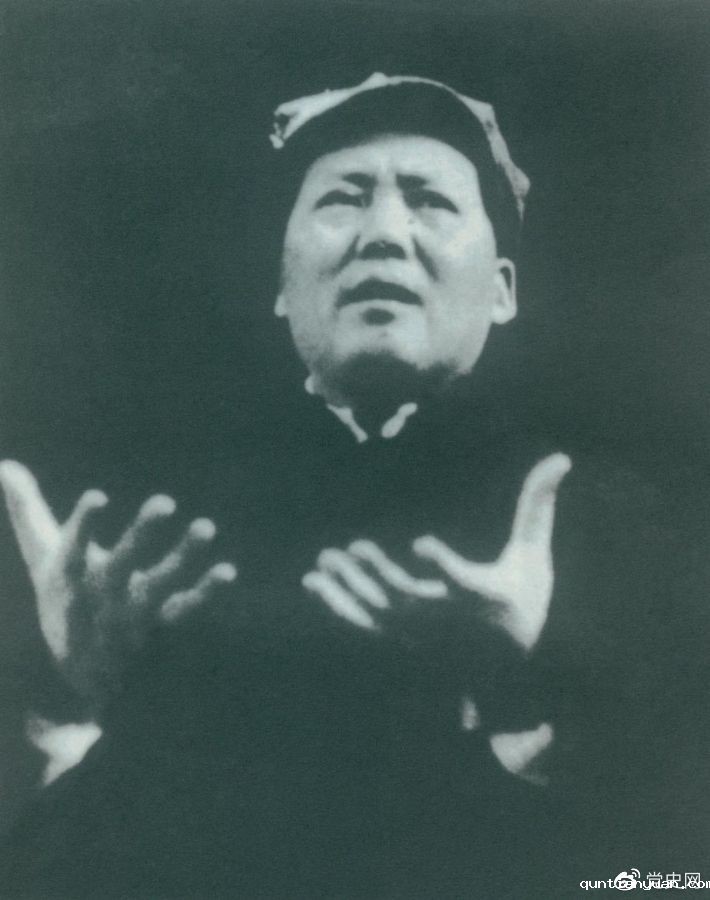 　　1943年11月，毛泽东在中共中央招待陕甘宁边区劳动英雄代表大会上作《组织起来》的讲话。